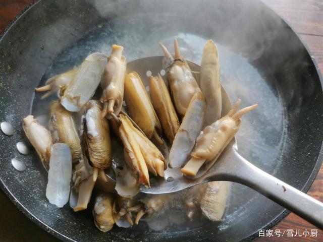 這個(gè)海鮮被稱作“小人仙”，肉質(zhì)肥美，用這個(gè)方法做，一盤不夠吃