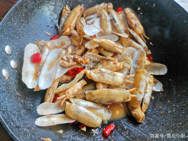 這個(gè)海鮮被稱作“小人仙”，肉質(zhì)肥美，用這個(gè)方法做，一盤不夠吃