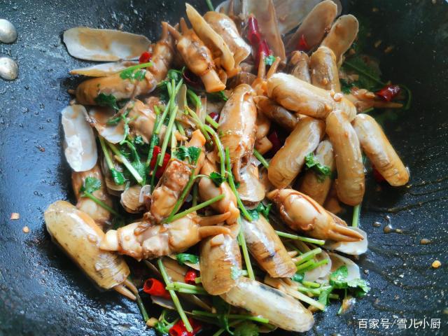 這個(gè)海鮮被稱作“小人仙”，肉質(zhì)肥美，用這個(gè)方法做，一盤不夠吃